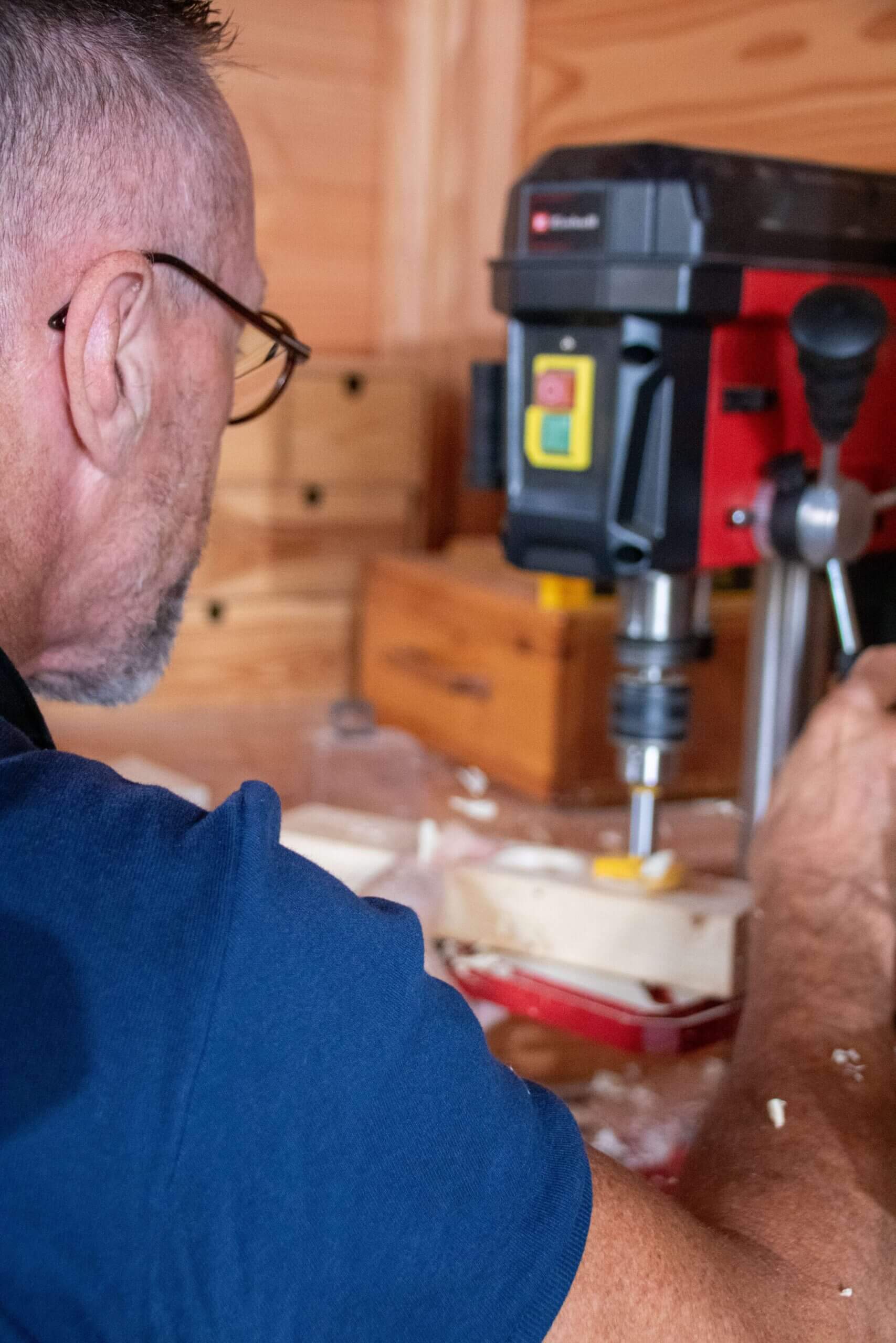 Een sfeerfoto van Maurice Wiegman in het atelier van Wiegman Woodwork.