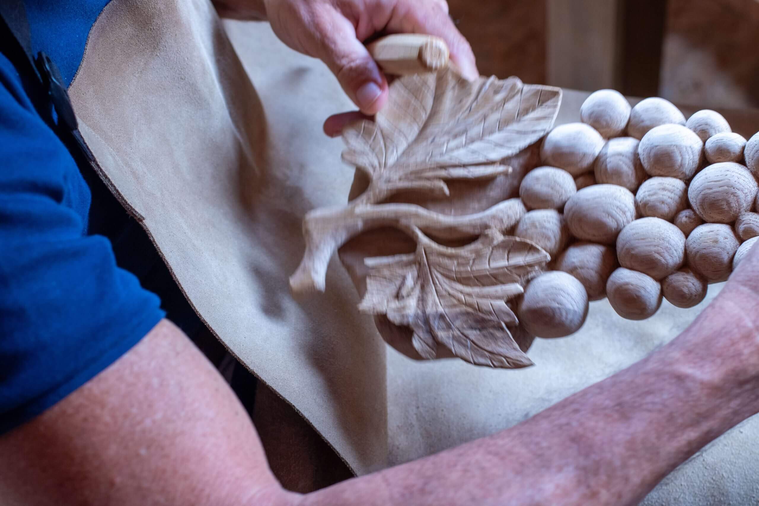 Gedetailleerd houten ornament met ingewikkelde patronen.