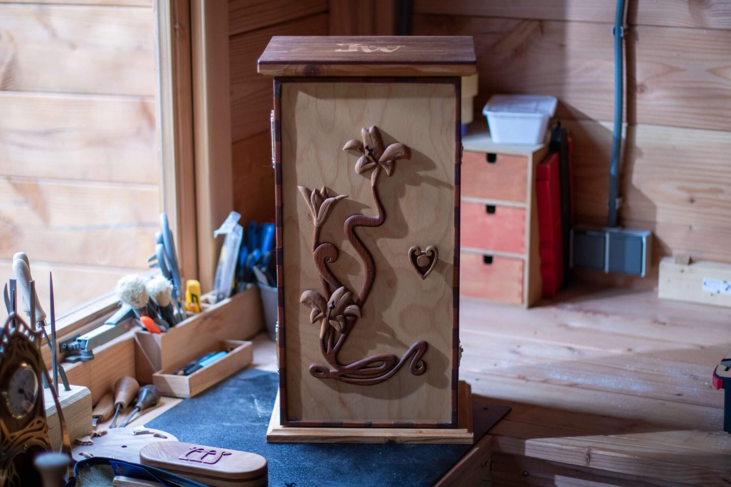 Handgemaakte houten kast als meubelstuk.