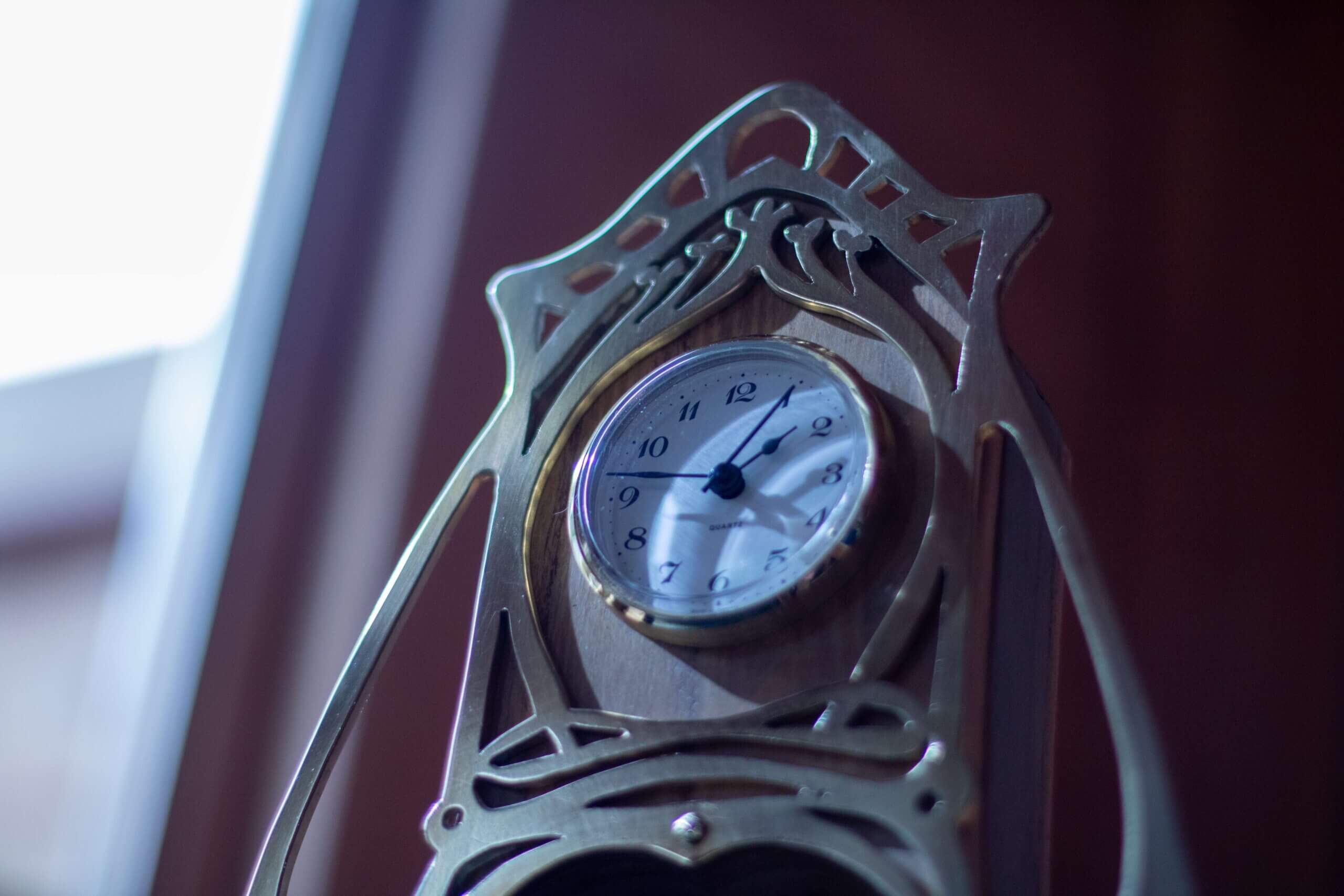 Detail van een handgemaakt  klok, een uniek voorwerp.